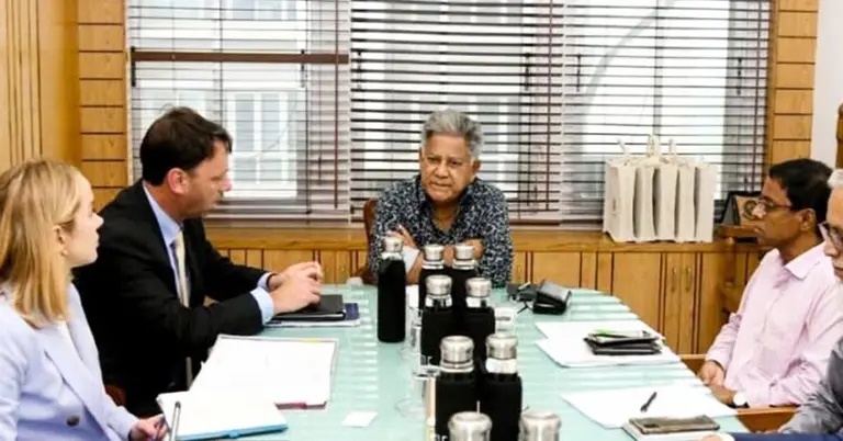 বাণিজ্য প্রতিনিধিদলের সঙ্গে শ্রম ও কর্মসংস্থান উপদেষ্টা